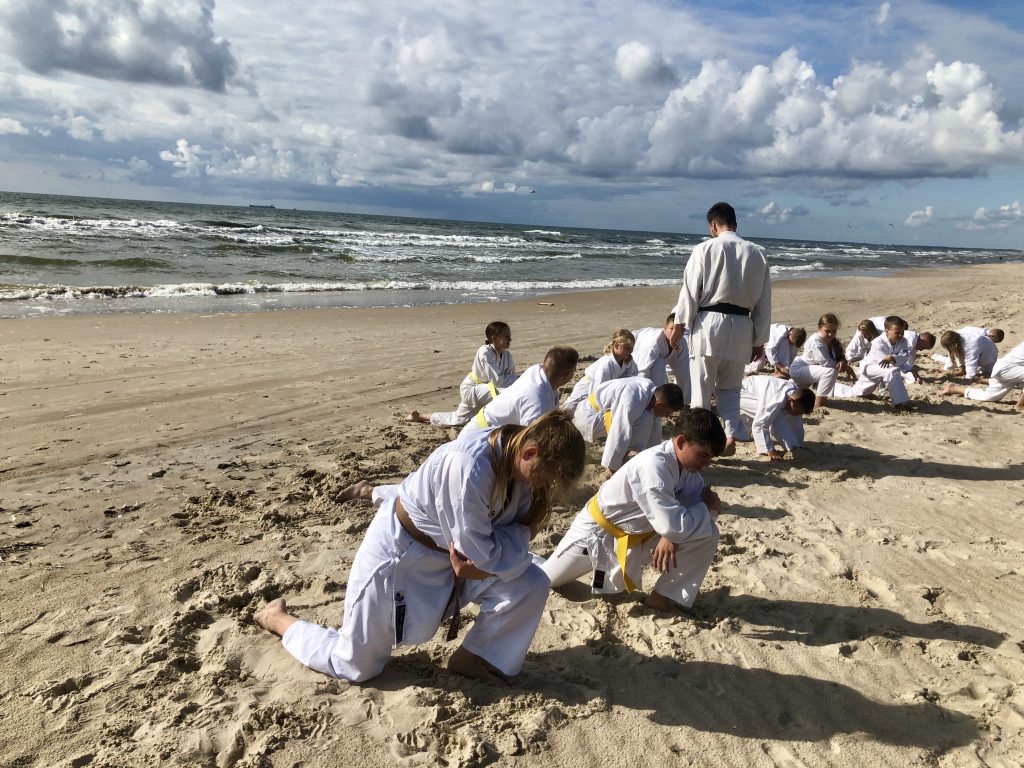 Karate treniruotė jūroje