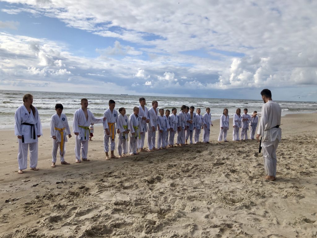 Karate treniruotė jūroje